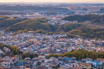 夕暮れ時の街並み