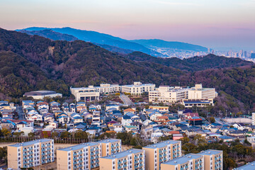 夕暮れ時の街並み