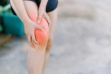 Woman hurts knee because of wrong exercise.