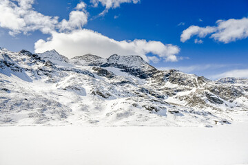 Obraz premium Bernina, Lago Bianco, Cambrena, Gletscher, Alpen, Graubünden, Winter, Schneedecke, Berninaexpress, Berninapass, Zugfahrt, Wintersport, Eis, Stausee, Schweiz