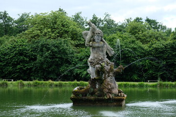 Fototapeta na wymiar FU 2022-07-28 EckSchleswig 809 Im Teich spritzt eine Figur mit Wasser