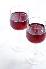 Fotobehang 赤ワインが入ったワイングラス © theghan