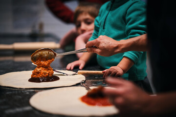 Niños haciendo una pizza casera