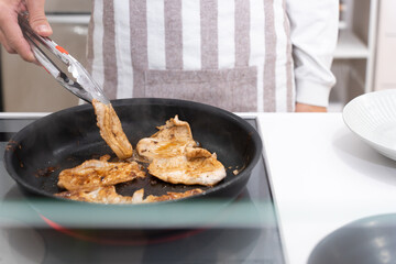 キッチンで生姜焼き作る40代の男性