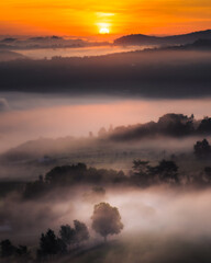 Obraz premium Beautiful sunrise in the hill with foggy and city in northern of thailand (Phetchabun province)