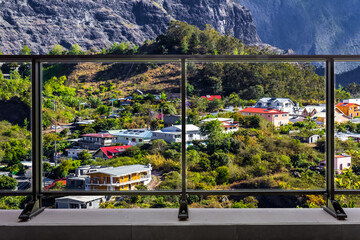 Balcon vitrée avec vue sur Cilaos, île de la Réunion  - obrazy, fototapety, plakaty