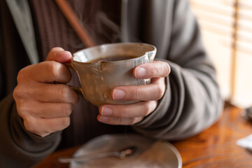 コーヒーを飲む