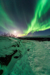 imagen de un paisaje natural nocturno nevado, con una aurora boreal en el cielo nocturno de Islandia 