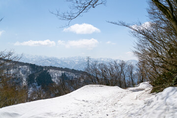 石川県金沢市にある医王山、白兀山を雪山登山している風景 Scenery of snow climbing Mt. Iozen and Mt. Shirahage in Kanazawa City, Ishikawa Prefecture, Japan.