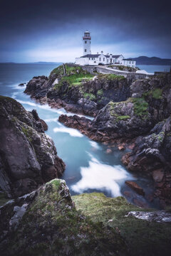 L'ora blu al Fanad head lighthouse in Irlanda, subito dopo il calar del sole.