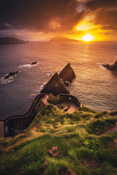 La spettacolare vista del Dunquin pier al tramonto nella bellissima penisola di Dingle in Irlanda.