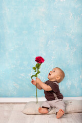kleiner Junge mit roter Rose