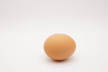 Uovo su sfondo bianco