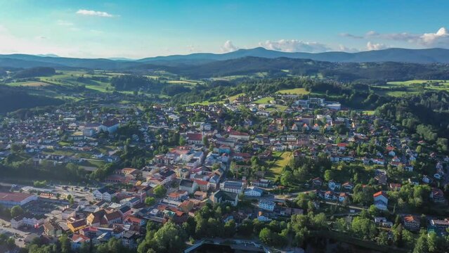 Filmmaterial der Stadt Grafenau  im bayerischer Wald Niederbayern Bayern mit Berge Landschaft im Sommer und blauen Himmel in Deutschland