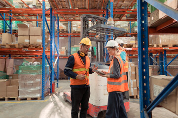 The Manager delivers the report to the foreman and jointly inspects the goods that need to be brought into the central warehouse. Before sending to each regional distribution center.