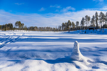 Landschaft mit Schnee im Winter in Kuusamo, Finnland