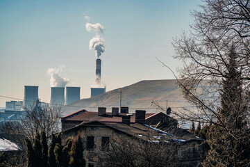 Krajobraz przemysłowy na Górnym Śląsku w Polsce z dymiącymi kominami.