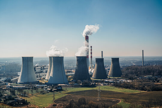 Elektrownia Łaziska na G&oacute;rnym Śląsku w Polsce w piękny słoneczny zimowy dzień.