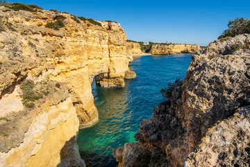Crédence de cuisine en verre imprimé Plage de Marinha, Algarve, Portugal Beautiful cliffs and rock formations at Marinha Beach in Algarve, Portugal