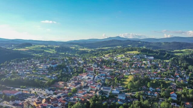Filmmaterial der Stadt Grafenau  im bayerischer Wald Niederbayern Bayern mit Berge Landschaft im Sommer und blauen Himmel in Deutschland