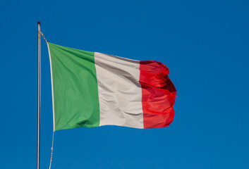 Bandera de Italia ondeando al viento en Gallipoli, Italia. Bandera con un cielo azul de fondo en un luminoso día de verano.