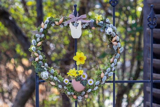  Frühlings-Kranz in Herzform mit Moos, Weidenkätzchen, Steckzwiebeln und Narzissen-Blüte
