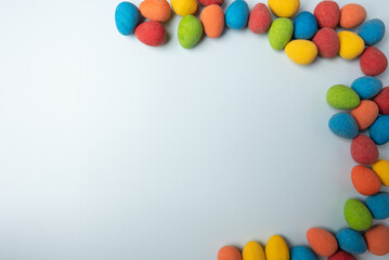 Obraz premium Background with right side framed by vivid colors on a light blue surface.