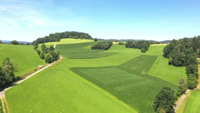 Filmmaterial der saftig gr&uuml;nen Natur Landschaft des Bayerischen Wald bei Grafenau mit Wiesen Felder und Bergen im Sommer im Sonnenlicht und blauem Himmel, Deutschland