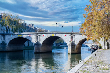 Naklejka premium Paris, ile Saint-Louis, the pont Marie on the Seine, with a houseboat