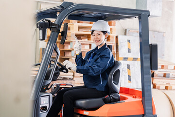 Naklejka premium 重機を操縦する女性作業員