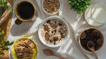 朝の食卓イメージ｜オートミールにドライフルーツ(レーズン・いちじく)とクルミを入れる