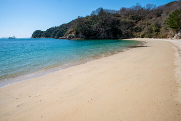 Fototapeta na wymiar 入江に続く砂浜
