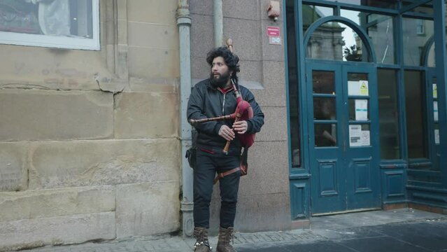 A street performer on the Royal Mile in Edinburgh