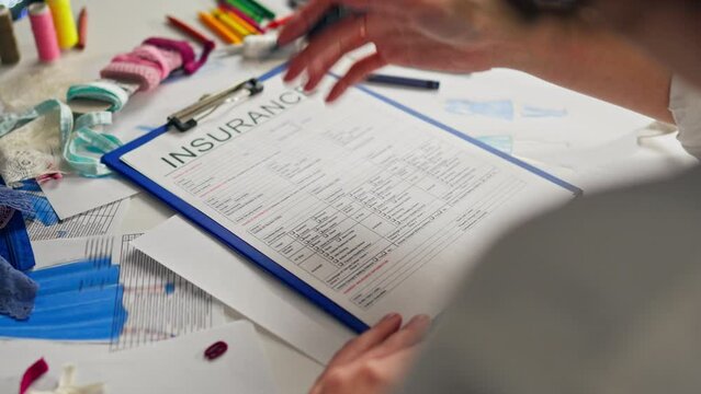 Guarantee, Insurance underwriter Slowly Explains the clauses of the contract on an electronic tablet. Close-up Woman employee Conducts digital policy on the tablet, manager-consultant
