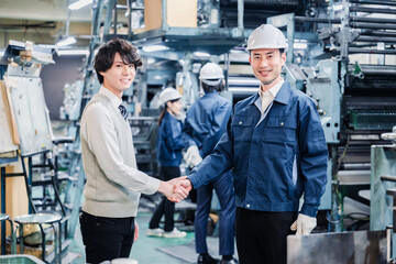 Obraz premium 工場で採用面接を受ける男子学生