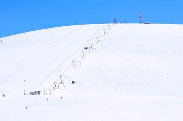 pista con impianto da sci durante una soleggiata giornata invernale