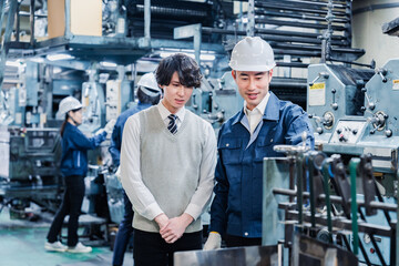 Fototapeta na wymiar 工場を見学する男子学生