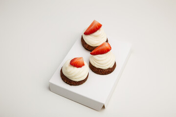 Fresh cupcakes with a slice of strawberry 