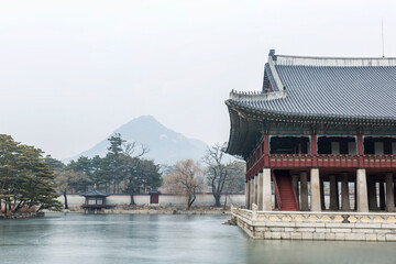Obraz premium Eastern pagoda in a beautiful winter park. History, architecture and religion.