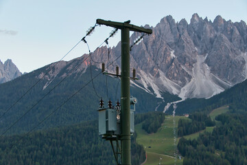 Teleaufnahme eines Strommasten in Südtirol vor Bergpanorama