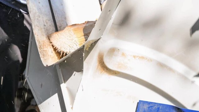 Filmmaterial einer Nahaufnahme einer Kreiss&auml;ge mit Holzscheite f&uuml;r Holzschneiden, Deutschland