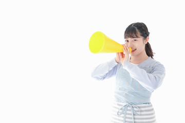 メガフォンで応援をする若い主婦