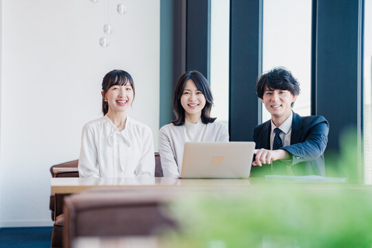 オフィスで働くビジネスパーソン