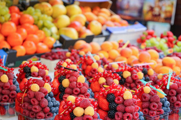 市場に並ぶ新鮮なフルーツ