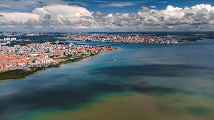 Fototapeta premium Praia Litoral Espigão Costeiro da Ponta d'Areia São Luís Maranhão Paisagem Forte Santo Antônio da Barra Mar Oceano Atlântico Viagem Viajar Turismo Turístico Capital Maranhense Fotografia Aérea Drone 