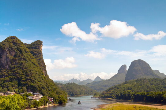 Karst rock formations along Li river, Yangshou near Guilin, Guangxi Zhuang, China