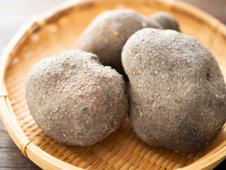 竹ざるに持った山の芋