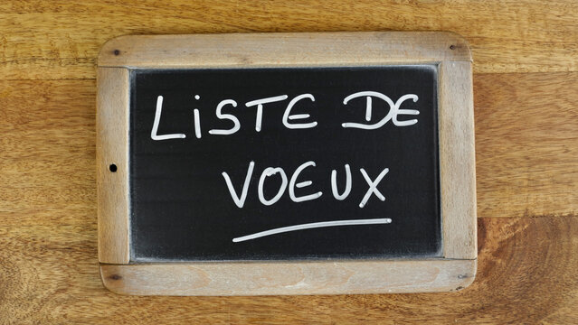 les mots "liste de vœux" écrit en français sur une ardoise isolé	