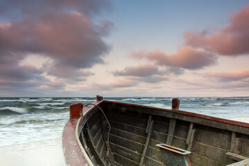 Boot am Strand, Wellen und Meer - 579085116
