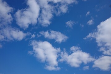 Blauer Himmel mit interessanten Wolken als Hintergrund